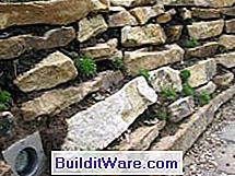 Eine Stützmauer aus Naturstein