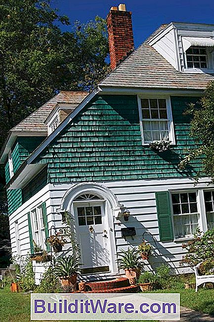 Designs, die an Old English Cottages erinnern, prägen viele der Häuser, besonders in den komplexen Dachlinien und den verschiedenen Materialien.