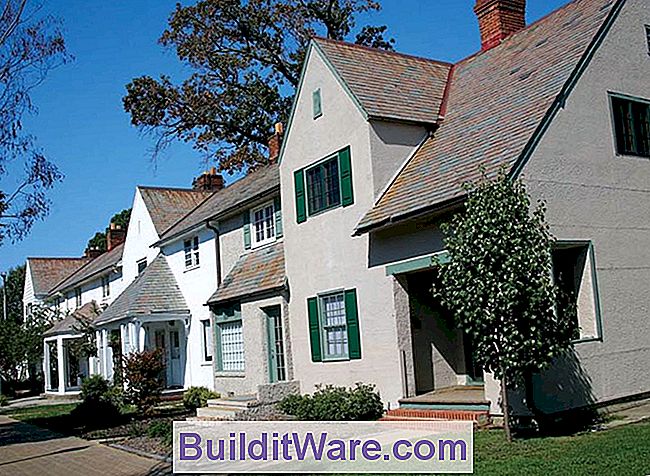 Eine Gruppe von Reihenhäusern bietet verschiedene Dachlinien, Fassaden und Vordächer.