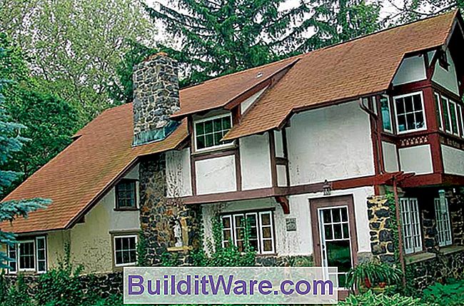 Preis The Rest stellt frühe Arden Häuser auf dem Green, mit einer Mischung aus Stein und Stuck-Fachwerk gebaut; breite, schräge Dächer; und vorspringende Erkerfenster.