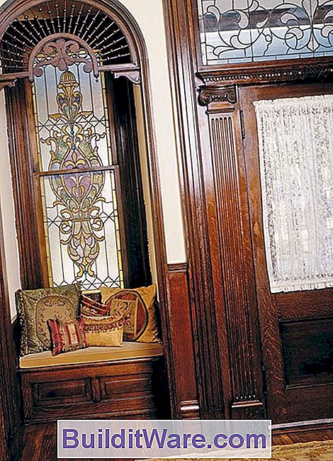 Das Buntglasfenster und der Transom in diesem viktorianischen Haus fügen Schönheit hinzu und spielen mit strömendem Licht.