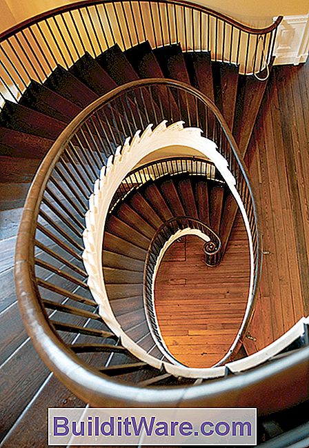 Die freistehende Wendeltreppe im Nathaniel Russell-Haus von 1808 in Charleston, S.C., beginnt mit einer Spirale und hat einen durchgehenden Handlauf.