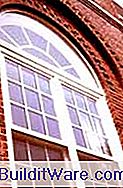 neu gestrichenes historisches Holzfenster