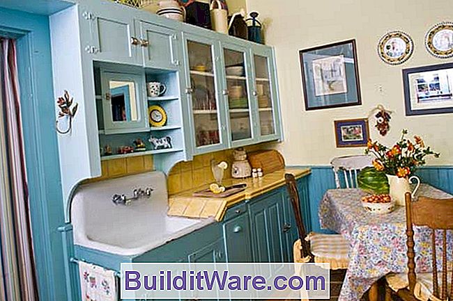 Die Schränke und das Waschbecken stammen aus einer Umgestaltung, die vermutlich in den 1930er Jahren vorgenommen wurde. Die Täfelung ist originell; Die Besitzer entkleideten und restaurierten es.