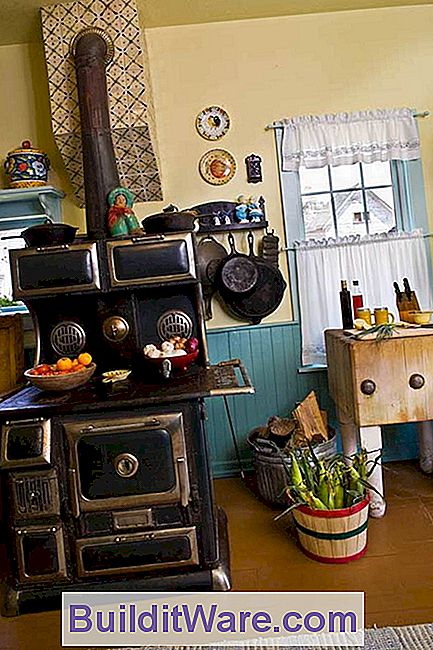 Das Paar nutzt die ca. 1920 Kupferkessel zum Kochen und Heizen der Küche. Im Sommer wechseln sie zu einem modernen Bereich.