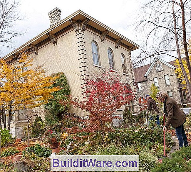 Die Herbstfarben des Gartens treffen auf Steve Bialk und Angela Duckerts cremefarbenes Italianate-Haus.