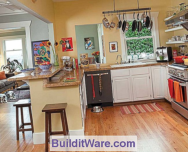 Offene Regale in der Küche halten den Raum hell und luftig; Das Familienzimmer ist darüber hinaus zu sehen.
