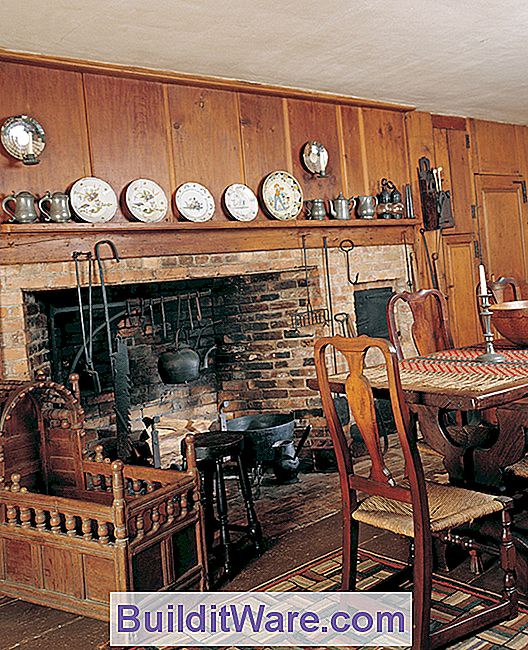 Der Besitzer der 1930er Jahre nutzte die alte Küche als Esszimmer, bewegte den Kaminofen für einen dramatischen Einschlag, streifte die Holzarbeiten und dekorierte mit Zinn und Keramik.